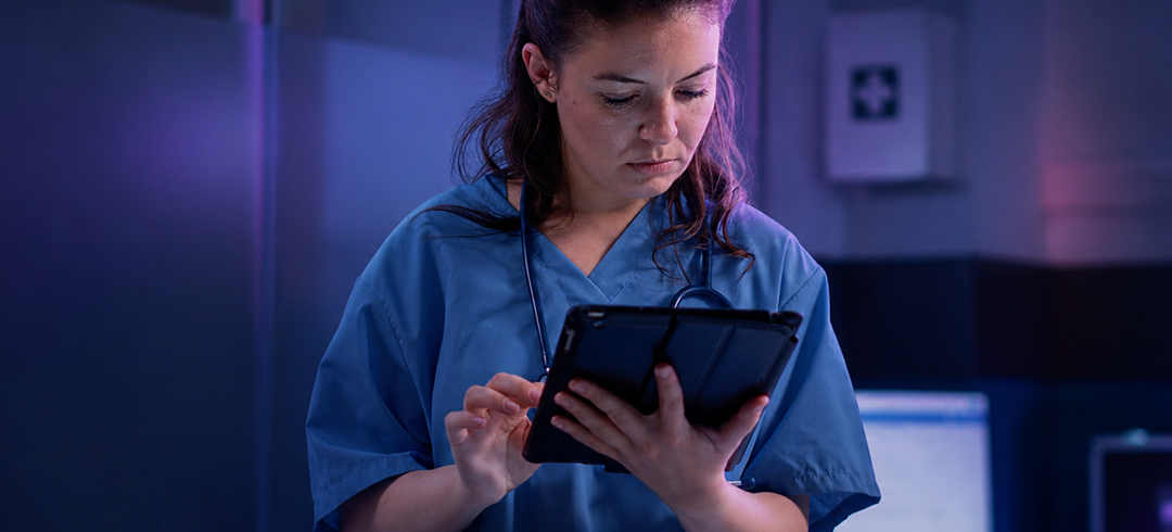 Profissional de saúde usando tablet