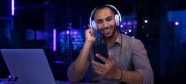 Atendente com headset em operação digital