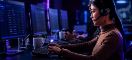 Central de atendimento com múltiplos monitores